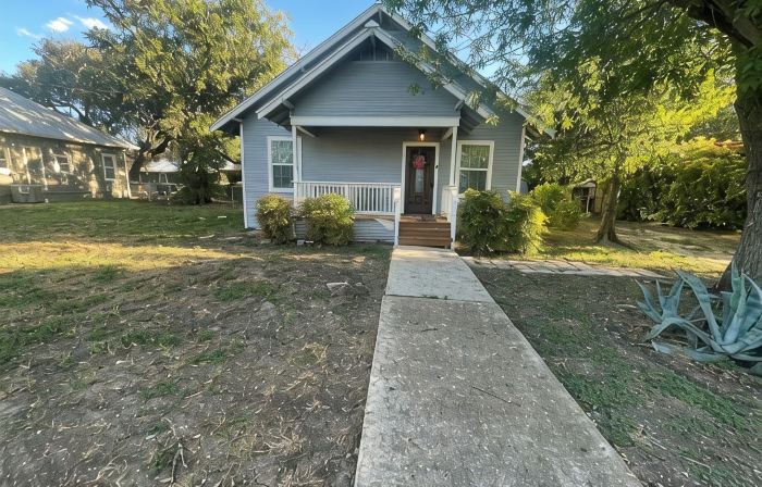 Charming 2-bedroom house with Heat, AC, Cable, WiFi in peaceful Hondo