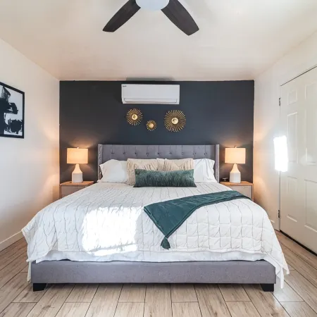 Romantic & Comfy Oasis: King Bed ~ Patio ~ Guesthouse Отели рядом с достопримечательностью «Замки-н- Судна»