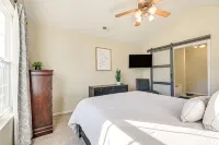 Spacious Retreat Near RDU ~ Pool, BBQ, Fast Wi-Fi & Easy Self Check-In - Homestays