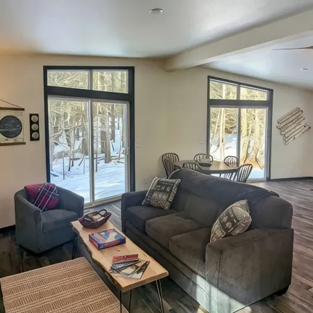 Charming quiet 2-bedroom house set in a cedar forest in welcoming Fish Creek