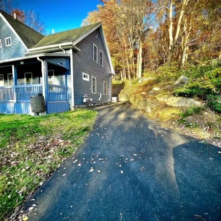 Beautiful Renovated Townhome w/parking