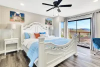 Fully Renovated with Views of the Mountains and Spa!