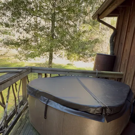 Secluded Creekside Cabin • Waterfall • Hot Tub • Lake Access