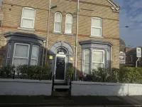 Diamonds Villa Near York Hospital - Bed and Breakfasts