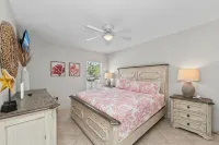 Single Level Home- 1 Minute Walk to the Beach- 5 minute walk to Restaurant/Shops - 2-Star