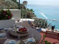 SPLENDID VILLA IMMERSED IN THE GREEN PEAK ON THE SEA Hotels in Ponza