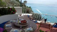 SPLENDID VILLA IMMERSED IN THE GREEN PEAK ON THE SEA