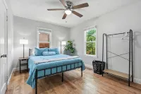 Near Hsu, Acu & Hendrick ~ Clean ~ Charming Cottage  ~ New Discounts ~ Pets - บังกะโล
