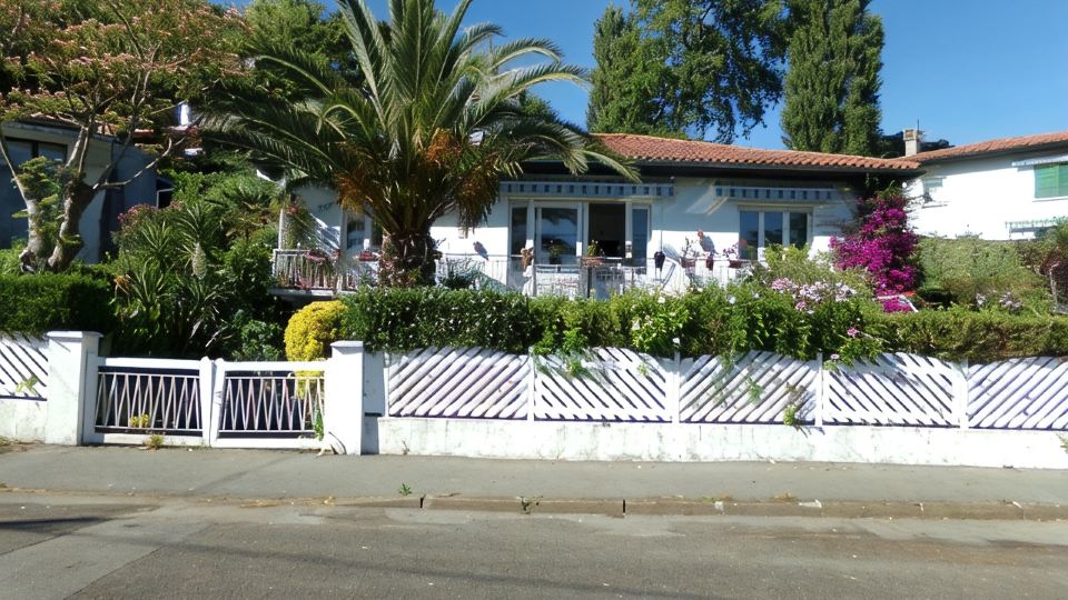 Apartment in villa in residential and quiet area, near the beach, center city and shops.,