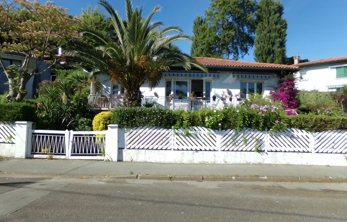 Apartment in villa in residential and quiet area, near the beach, center city and shops.,