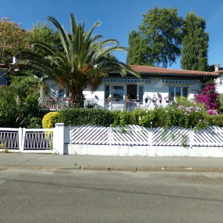 Apartment in villa in residential and quiet area, near the beach, center city and shops.,
