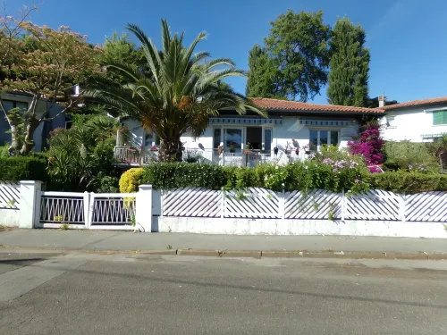 Apartment in villa in residential and quiet area, near the beach, center city and shops., - WiFi