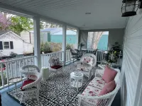 Quaint historic home in the heart of Bemus Point Village- a stroll to the water! -  Privatzimmer
