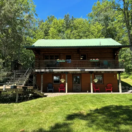 Charming Log Cabin on Beautiful Lake Butterfield