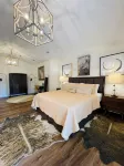 Rock House Retreat w/Hot Tub and Fireplace. Pet Friendly! - อ่างจากุชชี่