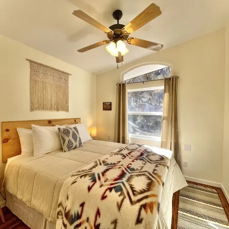 Spa, 5 minutes from Sequoia National Park. Spacious, convenient and private.