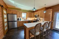 Lake front NEW Cabin 2bd 2b AC/WIFI, kayak, beach, fish, firepit - 4-Star