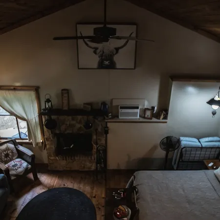 Cowboy Cabin, come sit under the trees