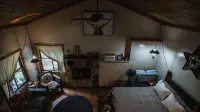 Cowboy Cabin, come sit under the trees - Chalets