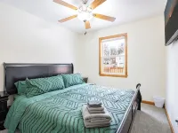 Comfort Awaits at Cozy Get Away - Dog Friendly - 3BD / 2BA + Living Spaces Hotel di Akron