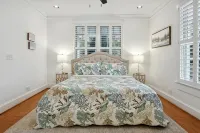 Charming Cottage & Guest House 1 Block to Beach with Oaks and water views - Boutique