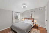 Modern 3 Bedroom Townhome Close to Downtown