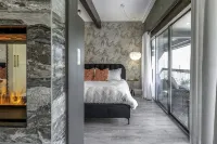 Cozy Lakefront Loft-Downtown Prime Location!