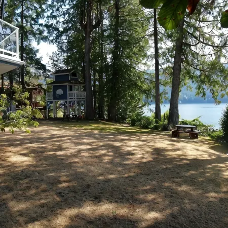 "The Guest House" on beautiful Sproat Lake!