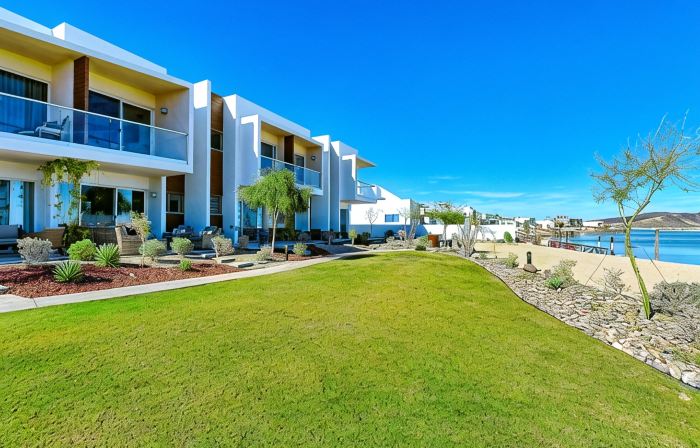 Modern Beachfront Retreat 2 King Suites +