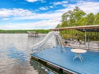 Sleeps 20! Luxe Family Lakehouse! No Steps to Water! EZ Access, Slide, Fast Wifi - 4-Sterne