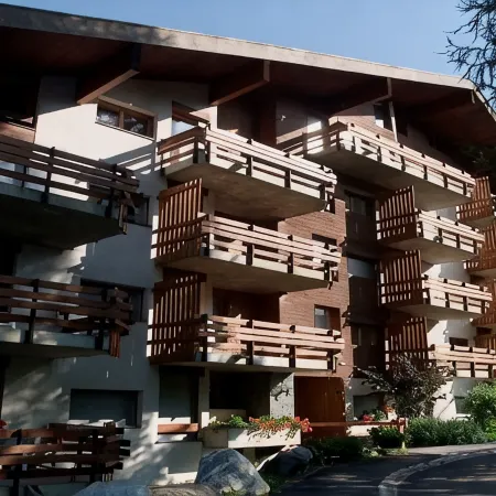 50 metres from the cable car, quiet, spacious apartment, parking and wifi.