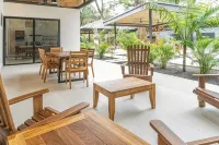 New Luxury Villa in central Guiones - walk to the beach, large pool & parking - 別墅