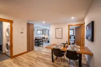Aspen Adventure House - Luxury Suite - 2 minutes from Revelstoke Mountain Resort - 4-Star