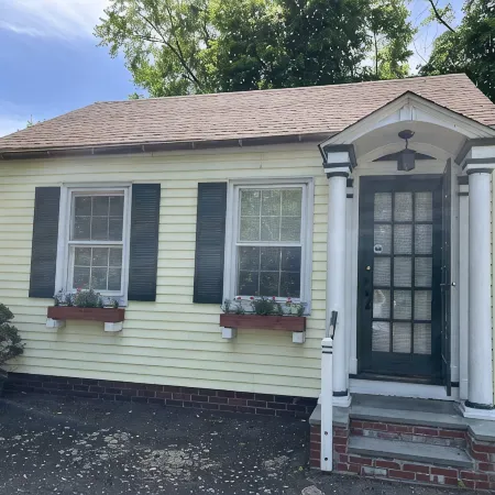 Historic Whitneyville Cottage Отели в г. Хамден
