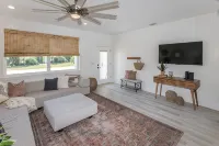 Oasis by the Beach, 2 master Suites, 2 living rooms, Heated pool, steps to ocean