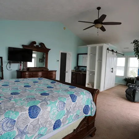 Southern Comfort : Private Pool, Hot Tub, Ocean Views, Elevator, & Walk to Town