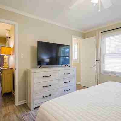 Pet Friendly, Huge Fenced in Yard, Fireplace, Firepit, Near Sgmc & Vsu & Eats Rooms
