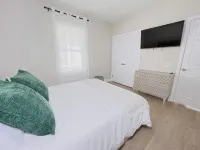 3Br Beach House~ 5 Minute Stroll to Beach & Private Outdoor Entertainment Area - Wifi
