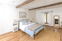 Sunset Lake House w Hot Tub, 4 fireplaces & kids bunkroom! - Homestays