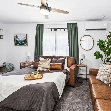 The Sly Fox - Lake/Dine/Drink/Shop - Sleeps 6/Dog-Friendly
