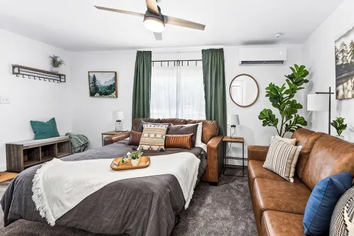 The Sly Fox - Lake/Dine/Drink/Shop - Sleeps 6/Dog-Friendly - 4-Star