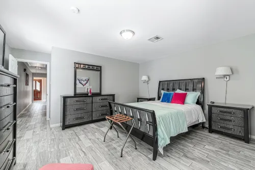 The Paris- Colorful 3BEDROOM 2BATH SFH w/Heated POOL Available - مسبح خاص
