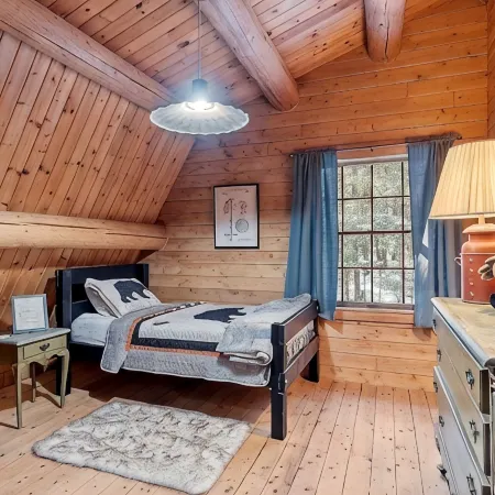 Private cabin on 3Acres with private hot tub! Lake access, Skiing, Snowmobiling!
