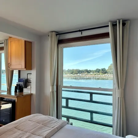 Romantic King Bed Studio ~ STUNNING VIEWS Bodega Bay - Perched over the water!