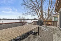 Charming 2-bedroom Lake House Directly on Cross Lake - 4-Star