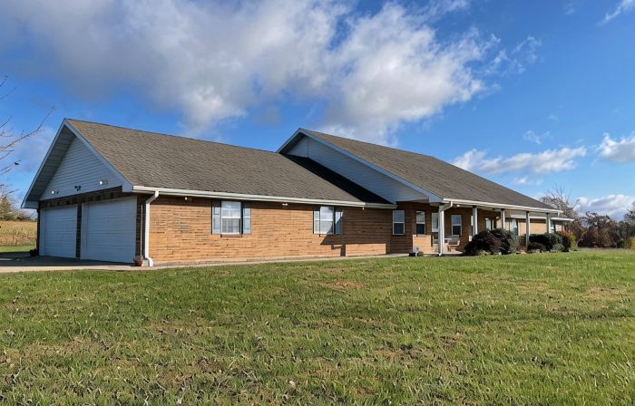 Country Charm! Billiards and Ping Pong Table & Sunroom, Spacious & Sleeps 14!