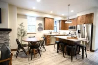 THE MCCALL HIDEAWAY - Cozy Downtown Retreat - 4-Star