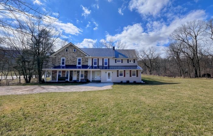 The River House: stone section built in 1790, borders the scenic Juniata  River!