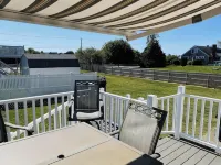 Family Friendly Beach House - 4 Minute Walk to Beach Hotel berhampiran Rumah Api Point Judith