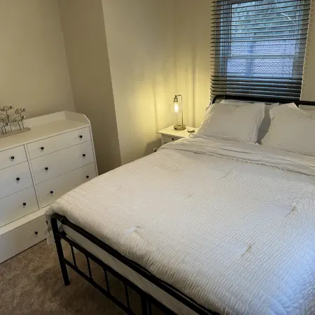 Charming Lake Community Bungaloo. Comfortable living with 86 inch tv! Hotels in Barnstead